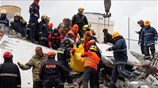 Αλβανία: Αγκαλιασμένοι στα χαλάσματα - Στους 49 οι νεκροί