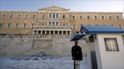 Μαθητές Δημοτικού εκτελούν «στρατιωτικά παραγγέλματα» μπροστά στους Εύζωνες