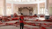 Αγόρι σε κατεστραμμένο τζαμί