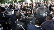 Ενταση και επεισόδια έξω από το Μαξίμου