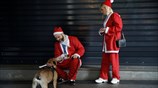 Άγιος Βασίλης δίνει νερό στο σκυλί