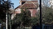 ΕΛΑΣ: Κοντάρια, πυροσβεστήρες και κράνη στην κατάληψη στο Μαρούσι