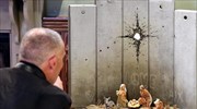 «Η ουλή της Βηθλεέμ»: Χριστουγεννιάτικη εικαστική παρέμβαση του Banksy