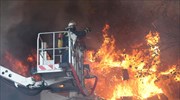 Μαίνεται η φωτιά στο πολυκατάστημα στον Χολαργό