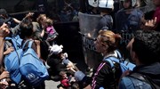 Λέσβος: Περίπου 200 αιτούντες άσυλο απέκλεισαν τον δρόμο που οδηγεί στη Μόρια