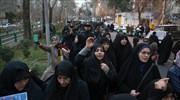 Πλήθος κόσμου στους δρόμους της Βαγδάτης για την κηδεία Σουλεϊμανί