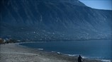 Άνθρωπος περπατάει στην παραλία