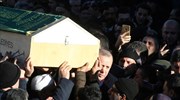 Τουρκία: Κουβάλησε φέρετρο σε κηδεία θυμάτων ο Ερντογάν