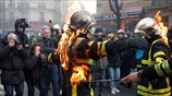 Στους δρόμους του Παρισιού οι πυροσβέστες