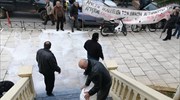 Χανιά: Αγροτικό συλλαλητήριο και... γάλα στην αντιπεριφέρεια από κτηνοτρόφους