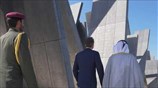Κατάθεση στεφάνου στο Μνημείο Μαρτύρων Wahat Al Karama, στο Αμπού Ντάμπι