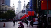 Η κινεζική «παράλυση» από τον ιό και οι διεθνείς προκλήσεις σε 4 γραφήματα