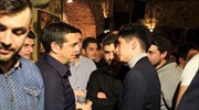 Συζήτηση Αλ. Τσίπρα με νέους σε μπαρ των Ιωαννίνων