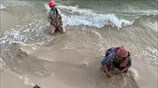 Μαζεύοντας μαλάκια στην Καμπότζη