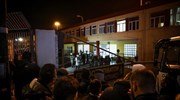 Κλειστά κέντρα: Συνοδεία ΜΑΤ τα μηχανήματα στα νησιά - Επεισόδια σε Χίο και Λέσβο
