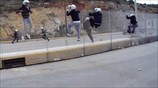 ΜΑΤ σε ρόλο χούλιγκανς στο λιμάνι Μεστών Χίου
