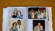 Βρέθηκε άλμπουμ με φωτογραφίες γυναίκας με διάσημους του Χόλυγουντ