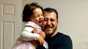 Στην Τουρκία η 3χρονη Σαλούα που έμαθε να γελάει με τις βόμβες στην Ιντλίμπ