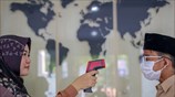 Θερμομέτρηση μαθητών στην Ινδονησία