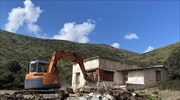 ΥΠΕΝ: Ξεκίνησε η κατεδάφιση αυθαίρετων κτισμάτων στη Μακρόνησο