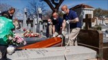Iσπανία: Το δράμα των συγγενών των θυμάτων της πανδημίας