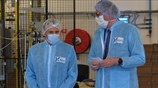 Επίσκεψη Μακρόν σε εργοστάσιο κατασκευής ιατρικών μασκών
