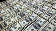 Οι φόβοι για παγκόσμια ύφεση ενισχύουν τη «λάμψη» του δολαρίου