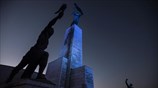 Στα μπλε το Μνημείο Ελευθερίας της Βουδαπέστης