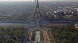 Εκ διαμέτρου αντίθετες drone εικόνες από Παρίσι και Γουχάν