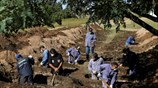 Ο κορωνοϊός γεμίζει τα νεκροταφεία