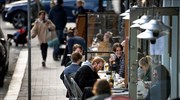 Σουηδία: Λουκέτο σε πέντε μπαρ και εστιατόρια που παραβίασαν τους κανόνες κοινωνικής αποστασιοποίησης