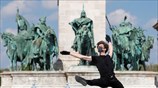 Χορεύοντας στη μελωδία του κορωνοϊου