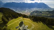 «Πέραν της κρίσης»: Γιγαντιαίο έργο σε λόφο της Ελβετίας «απαντά» στην απειλή της πανδημίας
