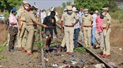 Ινδία: Τρένο έπεσε σε μετανάστες που κοιμόντουσαν στις ράγες