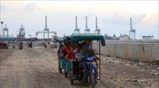 Ινδονησία: Πρωτότυπες τιμωρίες για όσους παραβιάζουν τα μέτρα κοινωνικής αποστασιοποίησης