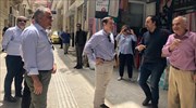 Αλ. Τσίπρας: Βόλτα στο κέντρο της Αθήνας - Συνομιλία με καταστηματάρχες κι εργαζόμενους