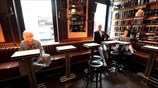 Αυστρία: Ανοίγουν και πάλι τα μπαρ - Βάζουν κούκλες βιτρινών ως “επισκέπτες” για τις αποστάσεις