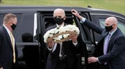 Μπάιντεν: Πρώτη δημόσια εμφάνιση με μάσκα εδώ και δύο μήνες