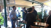 Στην πλατεία Καισαριανής ο Αλ. Τσίπρας - Συνομίλησε με καταστηματάρχες