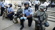 ΗΠΑ: Κίνηση υψηλού συμβολισμού - Αστυνομικοί γονατίζουν μπροστά σε διαδηλωτές