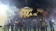 ΗΠΑ: Εκατοντάδες διαδηλωτές έξω από τον Λευκό Οίκο αψήφησαν την απαγόρευση κυκλοφορίας