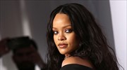 Το εντυπωσιακό tie-dye φόρεμα της Rihanna επιστρέφει με αίσθημα κοινωνικής δικαιοσύνης