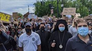 ΗΠΑ: Ο Αρχιεπίσκοπος Ελπιδοφόρος έδωσε το «παρών» στις διαδηλώσεις με πλακάτ «Βlack lives matter»