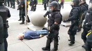 ΗΠΑ: Σε διαθεσιμότητα αστυνομικοί που φαίνονται σε βίντεο να σπρώχνουν και να ρίχνουν στο έδαφος 75χρονο