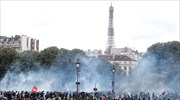 Γαλλία: Επεισόδια και δακρυγόνα στη διαδήλωση των νοσηλευτών και φροντιστών