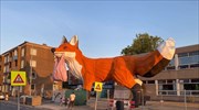 Μια γιγαντιαία «αλεπού» στους δρόμους του Ρότερνταμ