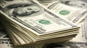 Bloomberg: Ποιος απειλεί το φθηνό δολάριο