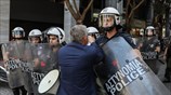Ένταση έξω από το ΥΠΟΙΚ