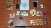 «Χειροπέδες» σε σωφρονιστικό υπάλληλο και δημοτικό αστυνομικό για ναρκωτικά