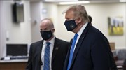 Για πρώτη φορά ο Τραμπ εθεάθη να φορά προστατευτική μάσκα δημόσια